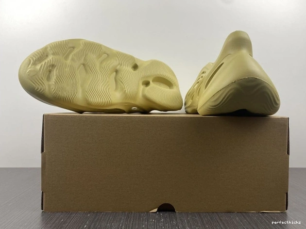Sulfur RNNR Foam Adidas Yeezy GV6775 0813